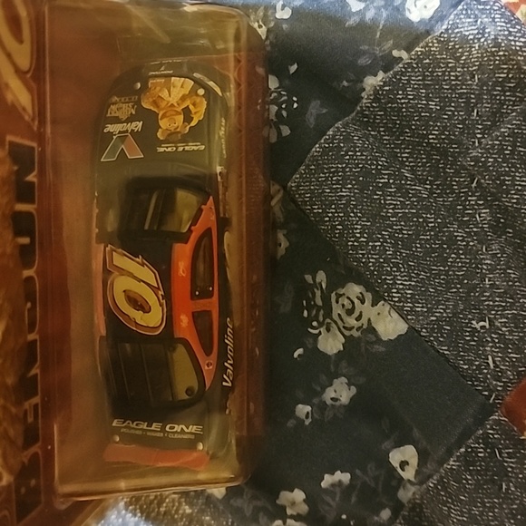 Johnny Benson #10 Valvoline The Muppet Show 25th Anniversary Fozzie Bear Car - Picture 2 of 5